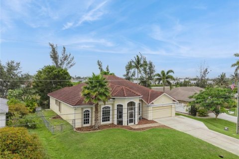 House in Cape Coral, Florida 3 bedrooms, 230.49 sq.m. № 1824590 - photo 25