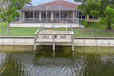 House in Cape Coral, Florida 3 bedrooms, 230.49 sq.m. № 1824590 - photo 24