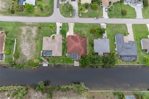 House in Cape Coral, Florida 3 bedrooms, 230.49 sq.m. № 1824590 - photo 30