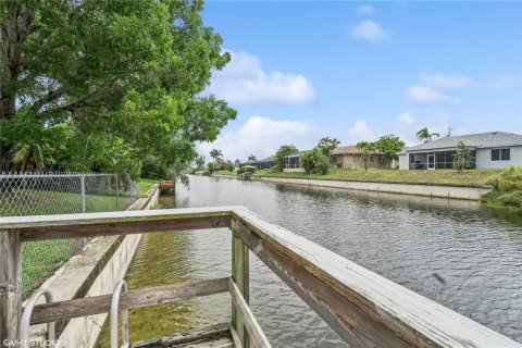 House in Cape Coral, Florida 3 bedrooms, 230.49 sq.m. № 1824590 - photo 23