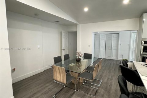 House in Miami, Florida 4 bedrooms, 192.87 sq.m. № 2060965 - photo 9