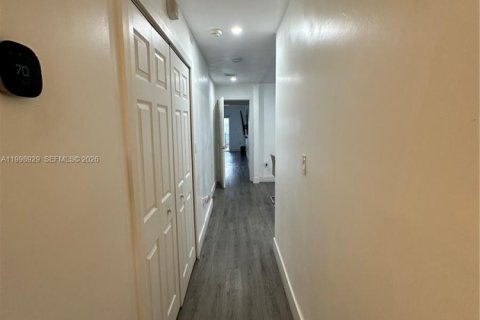 House in Miami, Florida 4 bedrooms, 192.87 sq.m. № 2060965 - photo 17