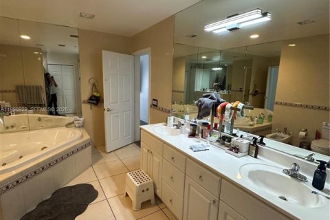 House in Miami, Florida 4 bedrooms, 192.87 sq.m. № 2060965 - photo 20