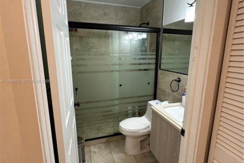 House in Miami, Florida 4 bedrooms, 192.87 sq.m. № 2060965 - photo 12