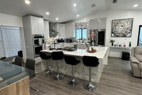 House in Miami, Florida 4 bedrooms, 192.87 sq.m. № 2060965 - photo 6