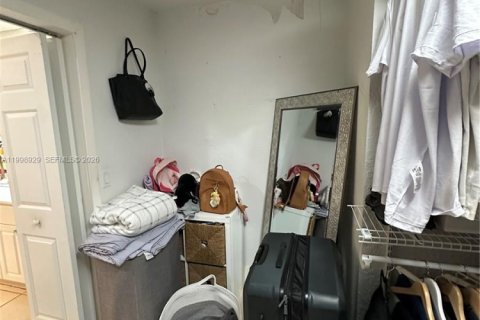 House in Miami, Florida 4 bedrooms, 192.87 sq.m. № 2060965 - photo 22