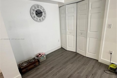 House in Miami, Florida 4 bedrooms, 192.87 sq.m. № 2060965 - photo 27