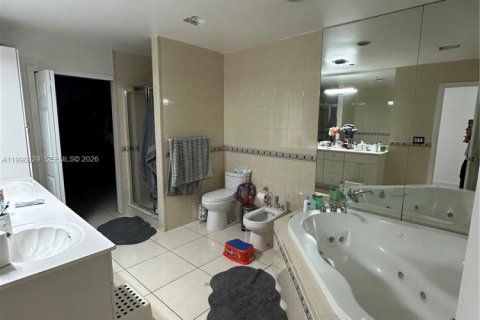 House in Miami, Florida 4 bedrooms, 192.87 sq.m. № 2060965 - photo 19