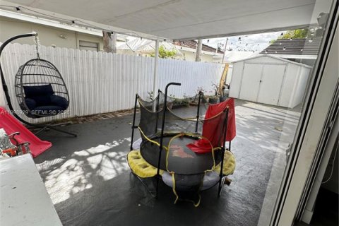 House in Miami, Florida 4 bedrooms, 192.87 sq.m. № 2060965 - photo 24