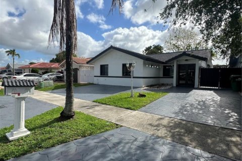 House in Miami, Florida 4 bedrooms, 192.87 sq.m. № 2060965 - photo 2
