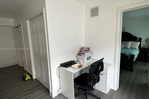 House in Miami, Florida 4 bedrooms, 192.87 sq.m. № 2060965 - photo 28