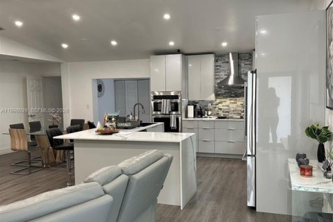 House in Miami, Florida 4 bedrooms, 192.87 sq.m. № 2060965 - photo 5