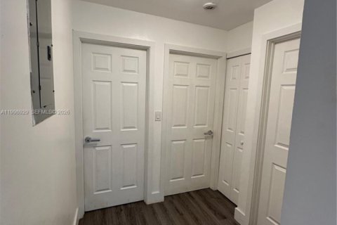 House in Miami, Florida 4 bedrooms, 192.87 sq.m. № 2060965 - photo 11