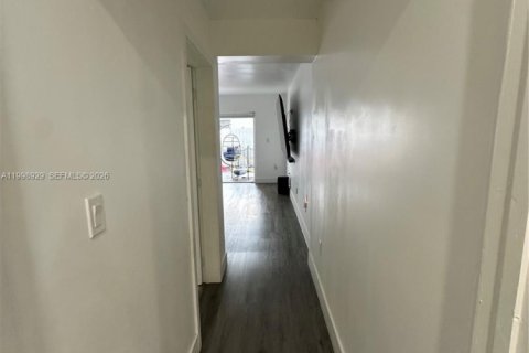 House in Miami, Florida 4 bedrooms, 192.87 sq.m. № 2060965 - photo 10