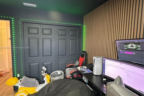 House in Miami, Florida 4 bedrooms, 192.87 sq.m. № 2060965 - photo 16