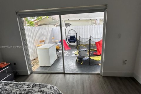 House in Miami, Florida 4 bedrooms, 192.87 sq.m. № 2060965 - photo 23