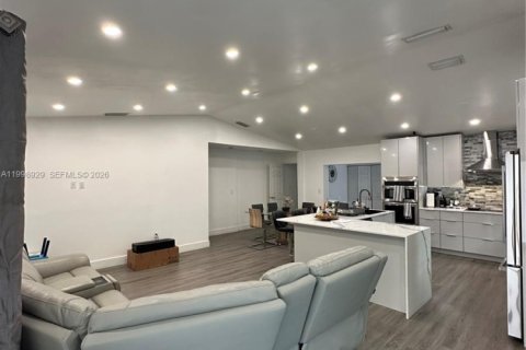 House in Miami, Florida 4 bedrooms, 192.87 sq.m. № 2060965 - photo 7