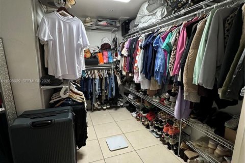 House in Miami, Florida 4 bedrooms, 192.87 sq.m. № 2060965 - photo 21