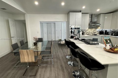 House in Miami, Florida 4 bedrooms, 192.87 sq.m. № 2060965 - photo 8