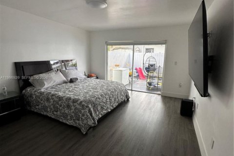 House in Miami, Florida 4 bedrooms, 192.87 sq.m. № 2060965 - photo 18