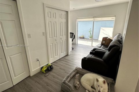 House in Miami, Florida 4 bedrooms, 192.87 sq.m. № 2060965 - photo 26