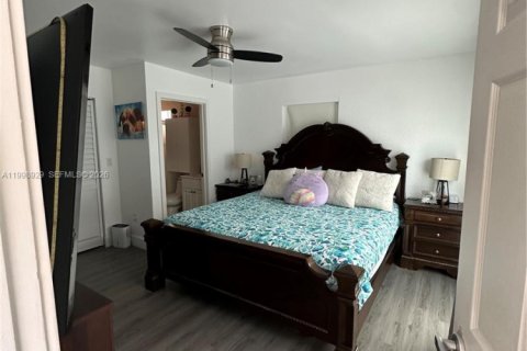 House in Miami, Florida 4 bedrooms, 192.87 sq.m. № 2060965 - photo 29