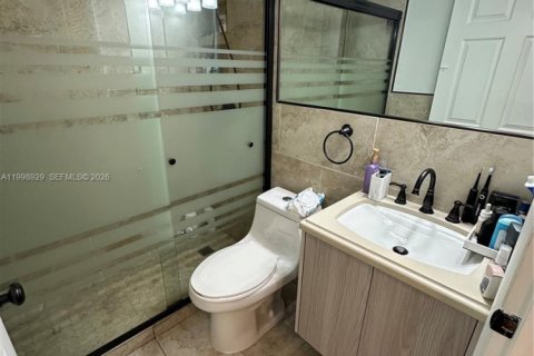 House in Miami, Florida 4 bedrooms, 192.87 sq.m. № 2060965 - photo 13