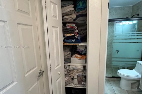 House in Miami, Florida 4 bedrooms, 192.87 sq.m. № 2060965 - photo 14