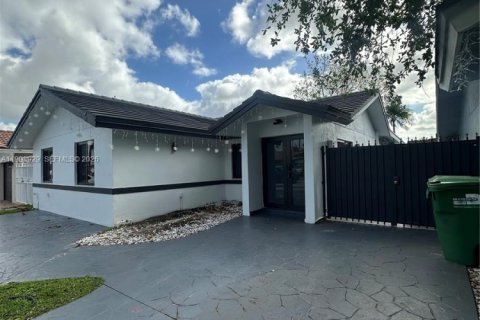 House in Miami, Florida 4 bedrooms, 192.87 sq.m. № 2060965 - photo 4
