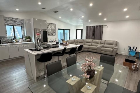 House in Miami, Florida 4 bedrooms, 192.87 sq.m. № 2060965 - photo 25