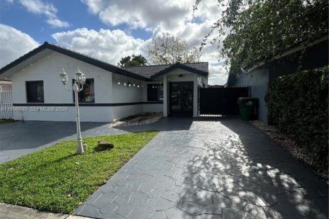 House in Miami, Florida 4 bedrooms, 192.87 sq.m. № 2060965 - photo 3