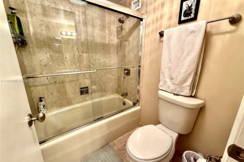 Condo in Miami, Florida, 2 bedrooms № 1945725 - photo 14