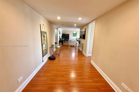 Condo in Miami, Florida, 2 bedrooms № 1945725 - photo 11