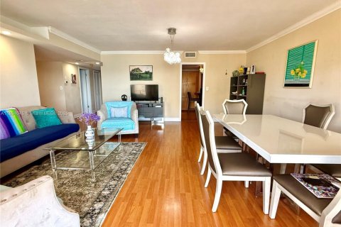 Condo in Miami, Florida, 2 bedrooms № 1945725 - photo 5