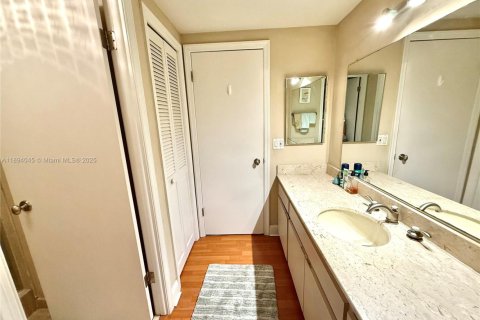 Condo in Miami, Florida, 2 bedrooms № 1945725 - photo 17