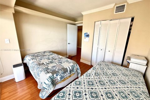 Condo in Miami, Florida, 2 bedrooms № 1945725 - photo 12