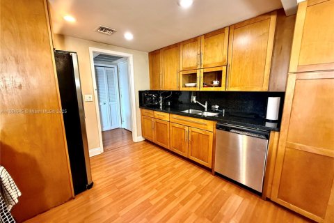 Condo in Miami, Florida, 2 bedrooms № 1945725 - photo 10