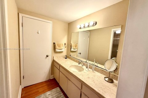 Condo in Miami, Florida, 2 bedrooms № 1945725 - photo 15