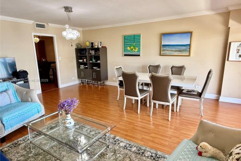 Condo in Miami, Florida, 2 bedrooms № 1945725 - photo 4