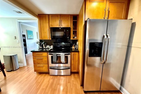 Condo in Miami, Florida, 2 bedrooms № 1945725 - photo 9