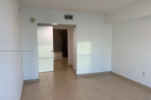 Condo in Miami, Florida, 1 bedroom  № 2037937 - photo 9