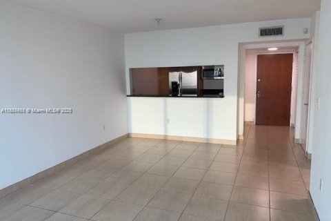 Condo in Miami, Florida, 1 bedroom  № 2037937 - photo 2