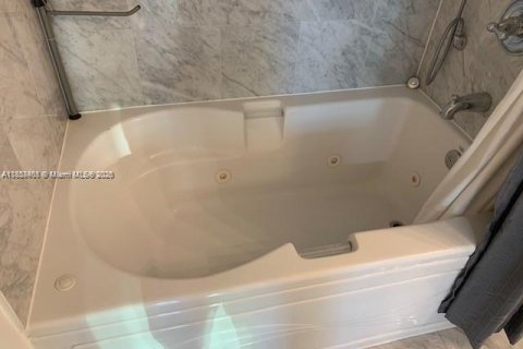 Condo in Miami, Florida, 1 bedroom  № 2037937 - photo 14