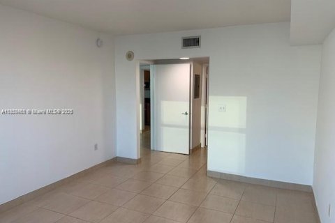 Condo in Miami, Florida, 1 bedroom  № 2037937 - photo 10