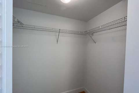 Condo in Miami, Florida, 1 bedroom  № 2037937 - photo 12