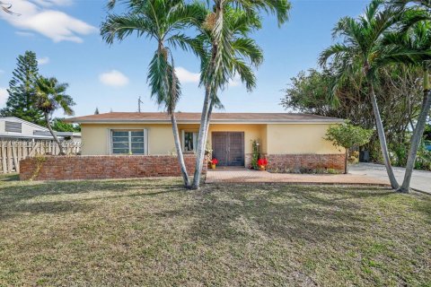 House in Lake Worth, Florida 4 bedrooms, 193.61 sq.m. № 2009189 - photo 2