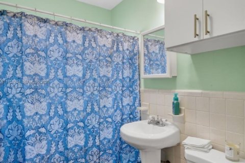 House in Lake Worth, Florida 4 bedrooms, 193.61 sq.m. № 2009189 - photo 19