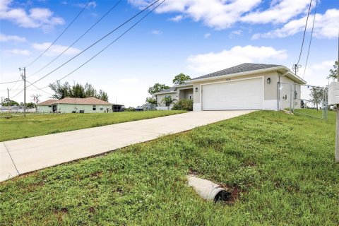 House in Cape Coral, Florida 4 bedrooms № 2401314 - photo 10
