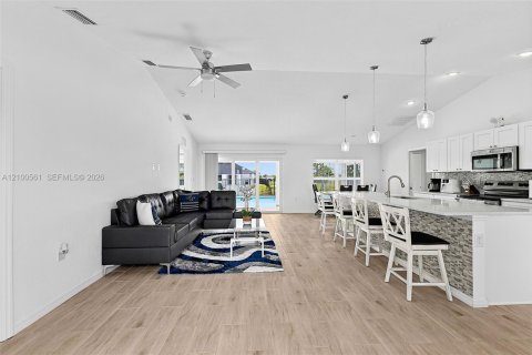 House in Cape Coral, Florida 4 bedrooms № 2401314 - photo 18