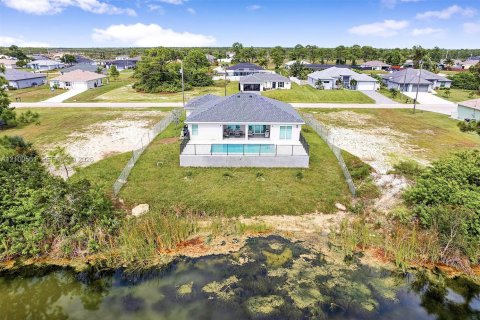 House in Cape Coral, Florida 4 bedrooms № 2401314 - photo 6